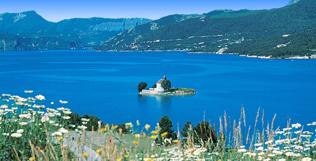 The Serre-Ponçon Lake near the Camping Le Nautic