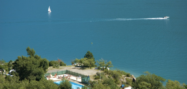 Camping Le Nautic zicht op het meer van Serre-Ponçon